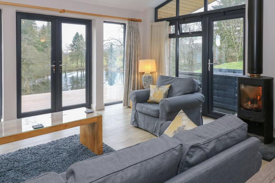 TARN LODGE, family friendly, with hot tub in Bowness-On-Windermere