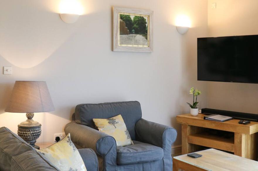 TARN LODGE, family friendly, with hot tub in Bowness-On-Windermere