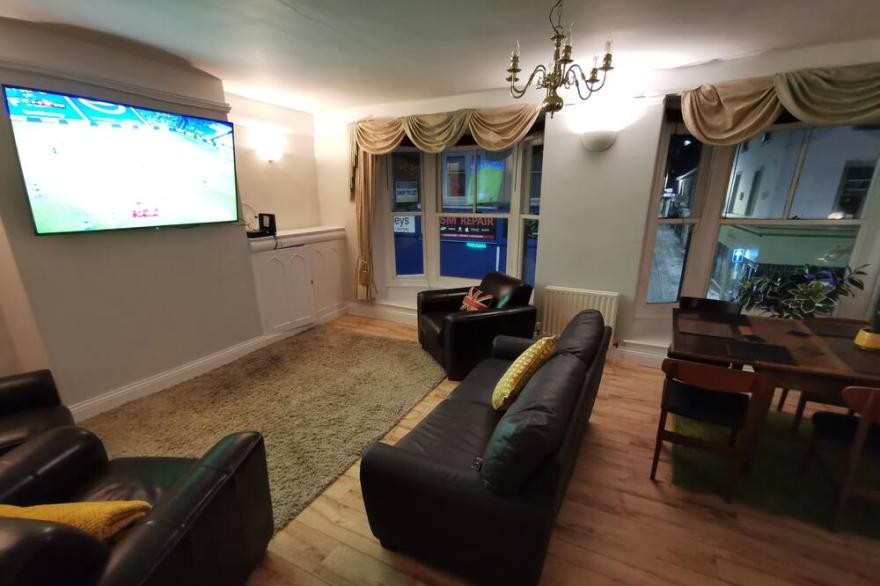 Huge 6-Bed Apartment in Darlington Centre