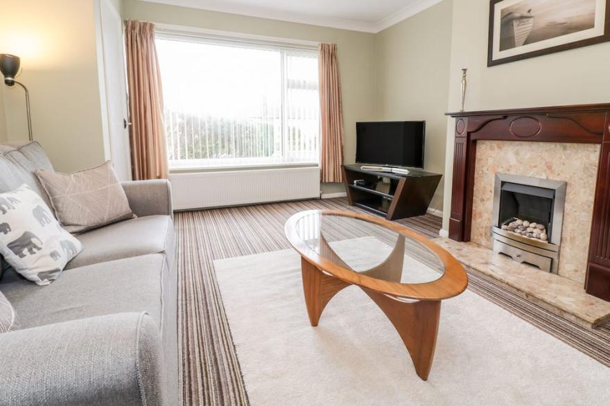 CASTLE COVE, pet friendly, with a garden in Abergele