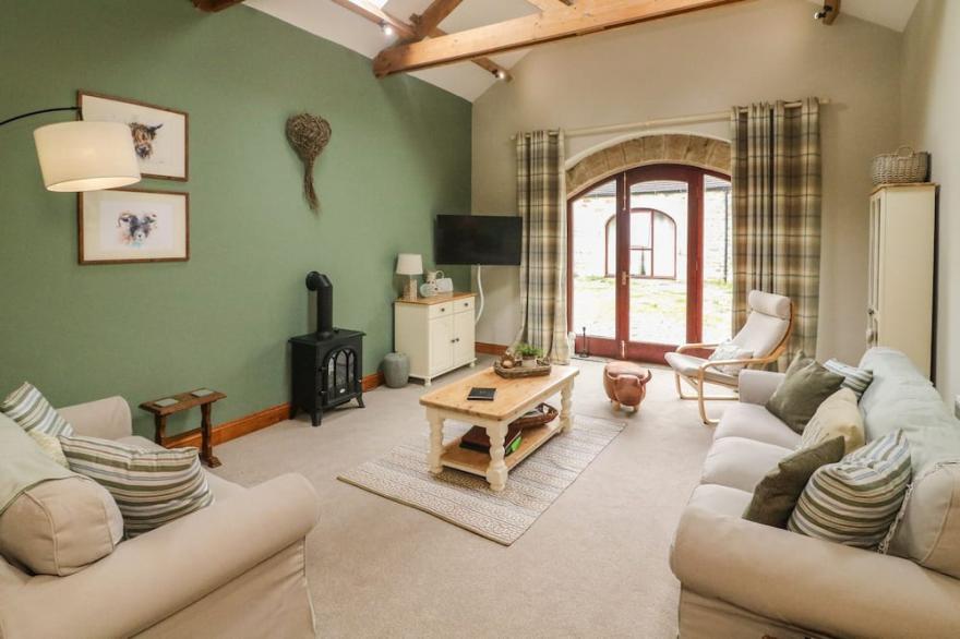 THE ARCHES LARKLANDS, pet friendly, with a garden in Richmond