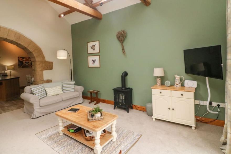 THE ARCHES LARKLANDS, pet friendly, with a garden in Richmond