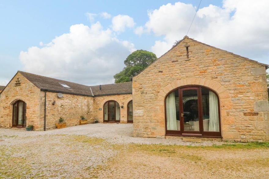 THE ARCHES LARKLANDS, pet friendly, with a garden in Richmond