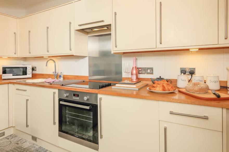 THE OLD VILLA, country holiday cottage, with a garden in Dartmouth