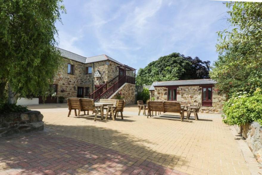 SEA OWL, pet friendly, character holiday cottage in Newquay