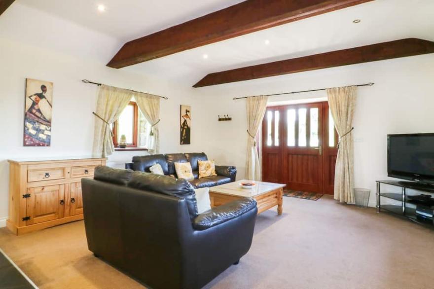 SEA OWL, pet friendly, character holiday cottage in Newquay