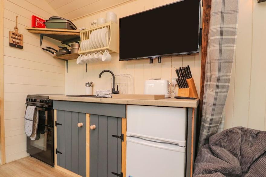 HILLCREST SHEPHERDS HUT, romantic, with hot tub in Chipping