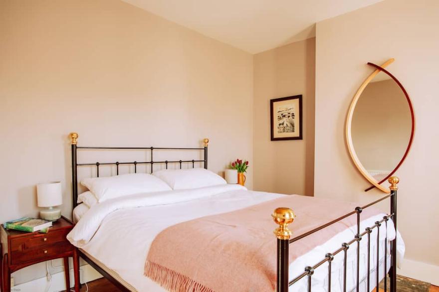 Bell Cottage by inspirestays.com - a cottage that sleeps 4 guests in 2 bedrooms
