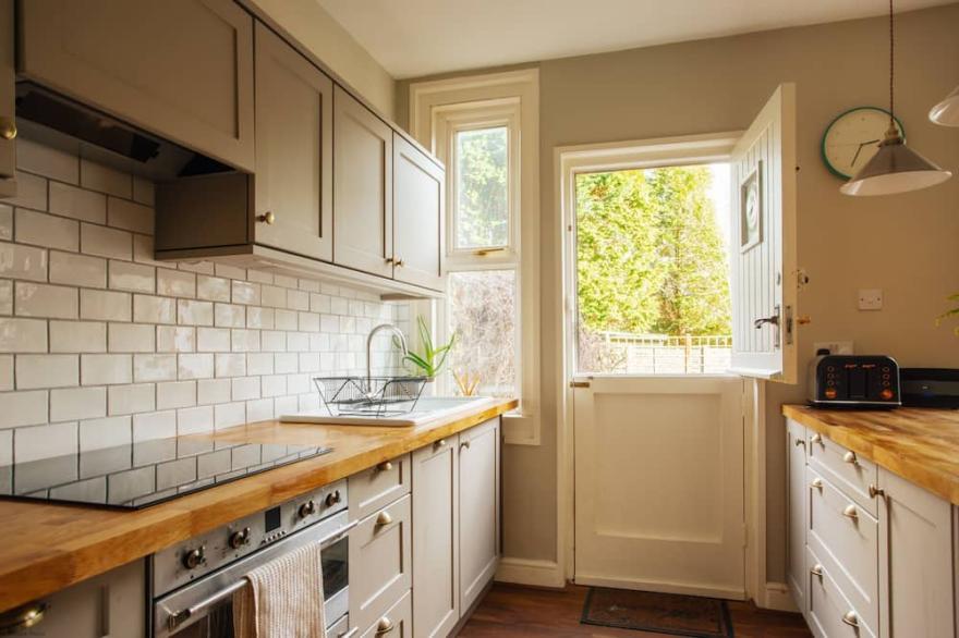 Bell Cottage by inspirestays.com - a cottage that sleeps 4 guests in 2 bedrooms