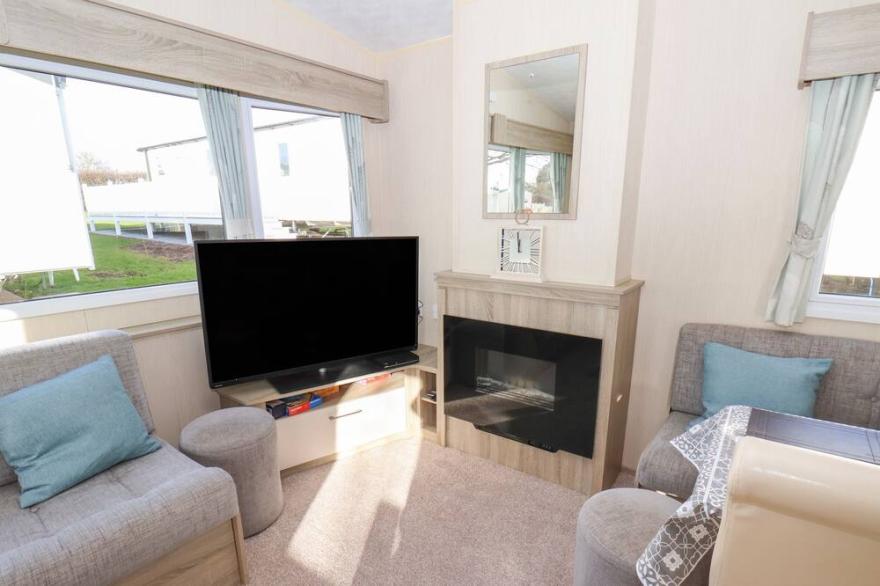 CEDAR 47, family friendly, character holiday cottage in Cayton