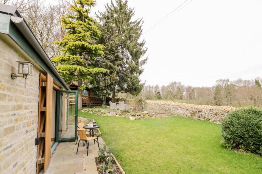 FIVE MILE HOUSE BARN, pet friendly, with open fire in Cirencester