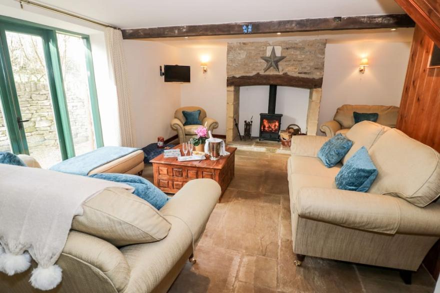 FIVE MILE HOUSE BARN, pet friendly, with open fire in Cirencester