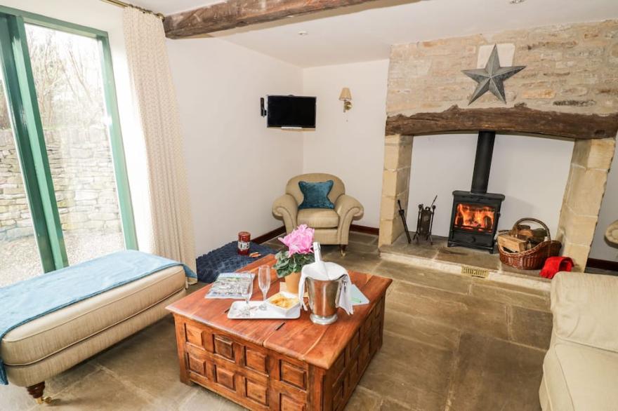 FIVE MILE HOUSE BARN, pet friendly, with open fire in Cirencester