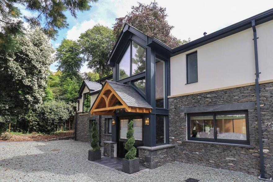 HARE'S BREATH, pet friendly, with open fire in Bowness-On-Windermere