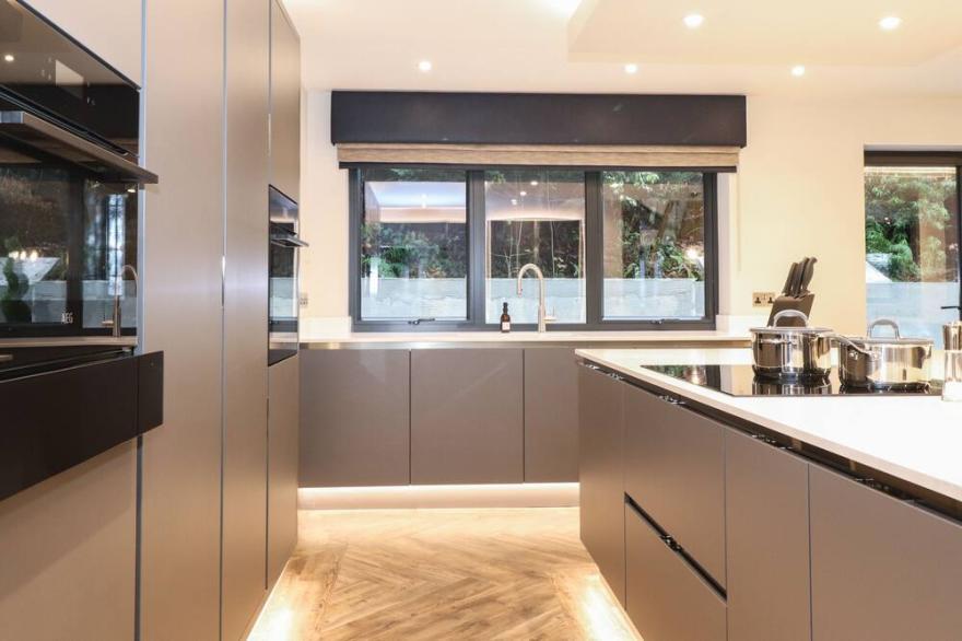 HARE'S BREATH, pet friendly, with open fire in Bowness-On-Windermere