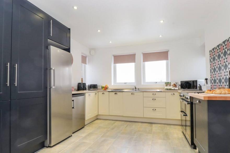 PHEASANTS FOLLY, pet friendly, with open fire in Windermere