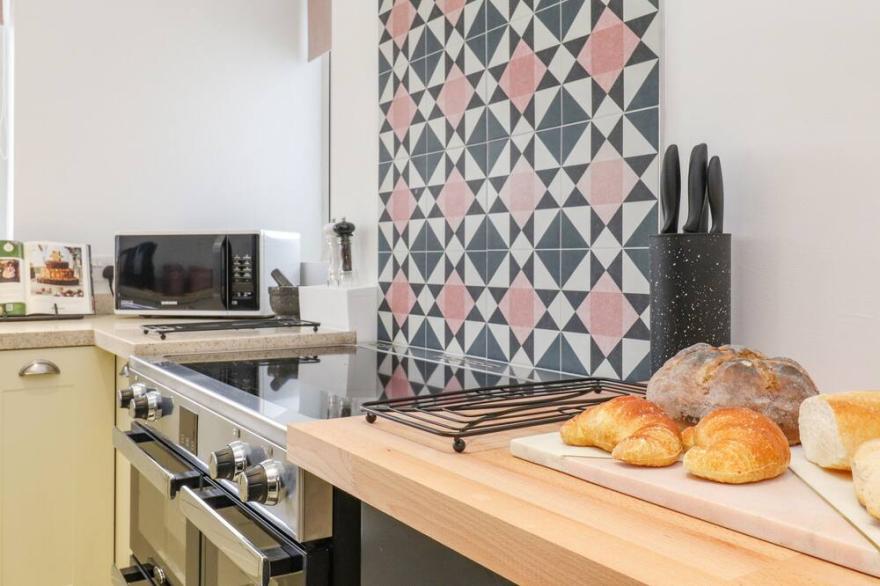 PHEASANTS FOLLY, pet friendly, with open fire in Windermere