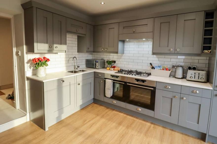 MARINER'S WATCH, pet friendly, character holiday cottage in Whitby