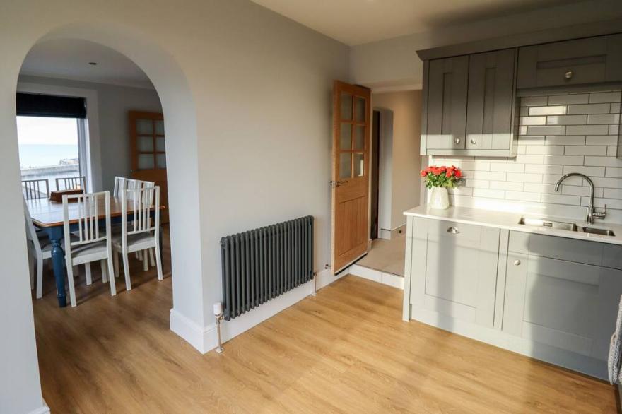 MARINER'S WATCH, pet friendly, character holiday cottage in Whitby