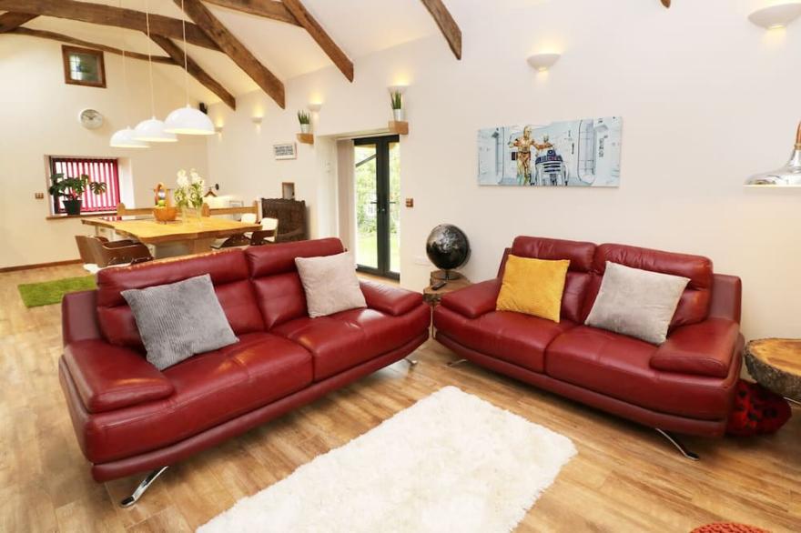THE CART HOUSE, family friendly, with hot tub in Dobwalls