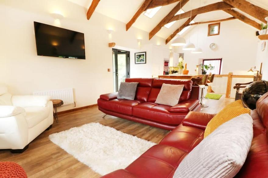 THE CART HOUSE, family friendly, with hot tub in Dobwalls
