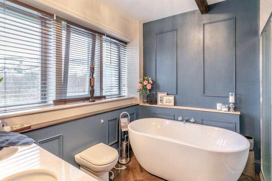 5 bedroom accommodation in Slaithwaite, near Huddersfield