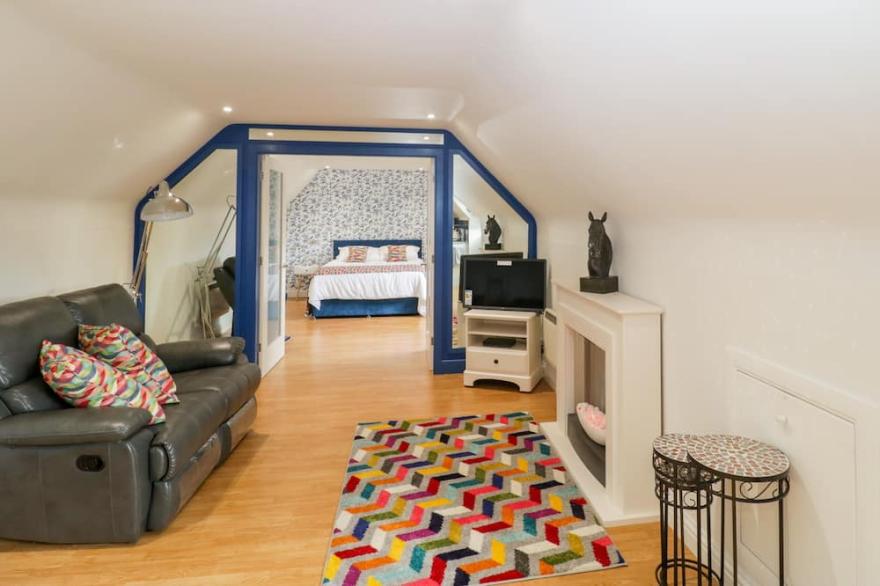 LITTLE HOUSE, luxury holiday cottage, with a garden in Wellow
