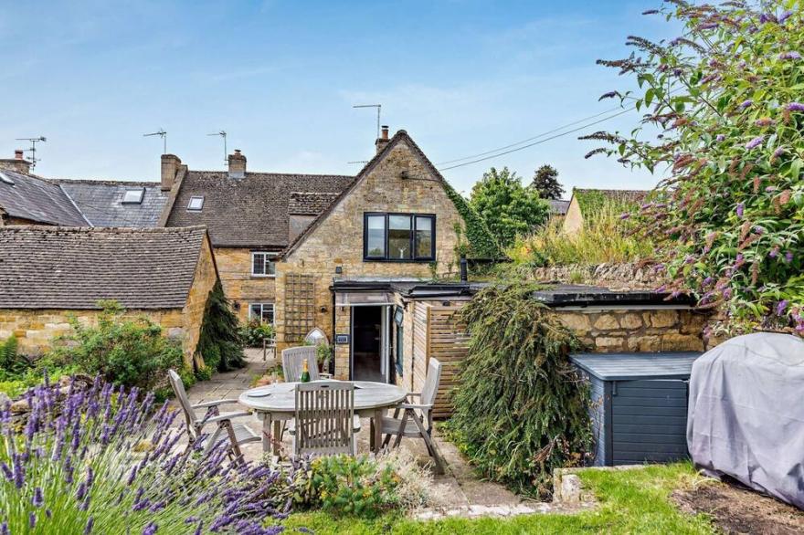 Two bedroom pet friendly holiday home nestled in the Cotswold countryside - Angels' Folly