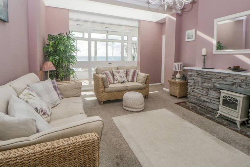 RAVEN COTTAGE, pet friendly, country holiday cottage in Downderry