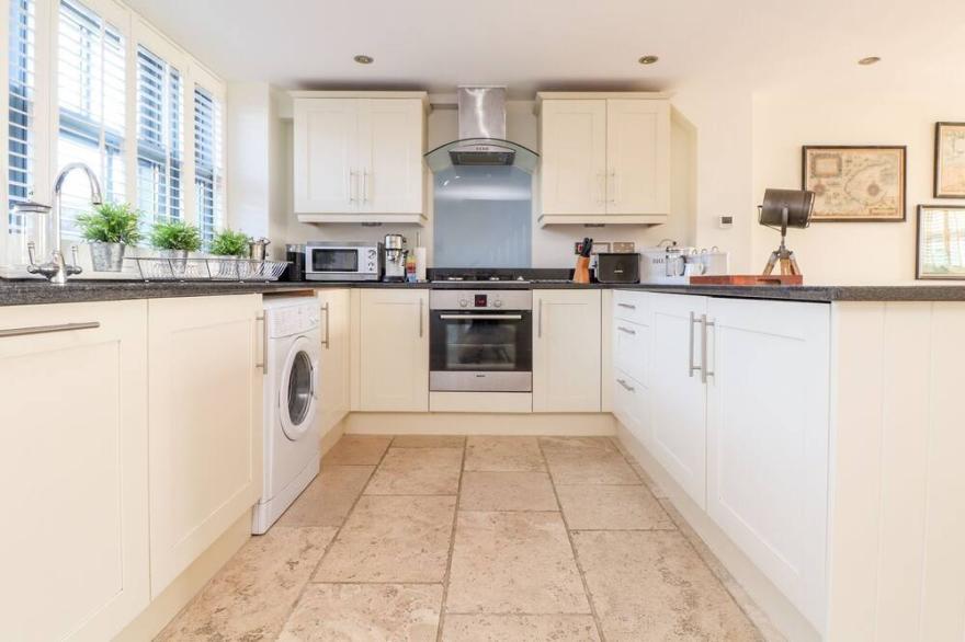 THE OLD SMOKEHOUSE, pet friendly, country holiday cottage in Holmbush