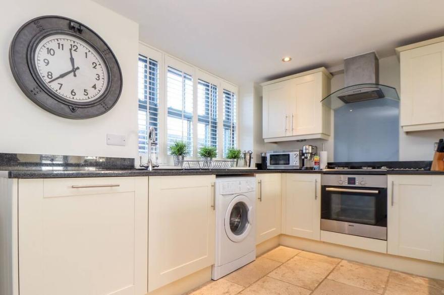 THE OLD SMOKEHOUSE, pet friendly, country holiday cottage in Holmbush