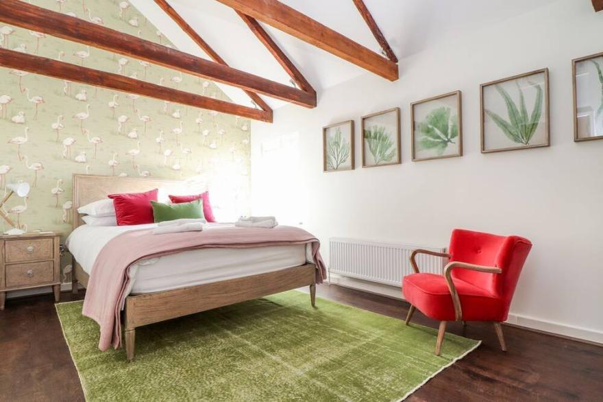 THE OLD SMOKEHOUSE, pet friendly, country holiday cottage in Holmbush