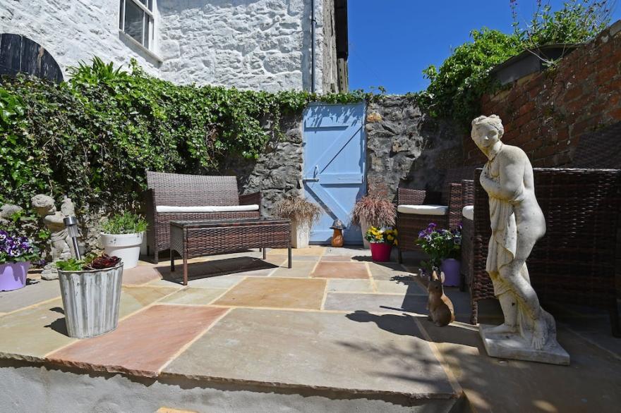 Stunning Beautiful Beamed Cottage right opposite the Beach along with Sea Views