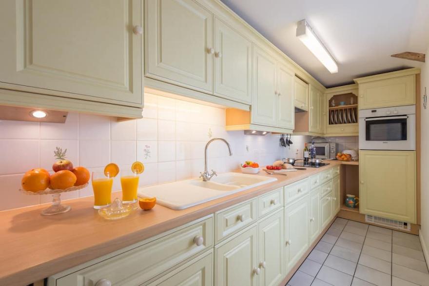 Stunning Beautiful Beamed Cottage right opposite the Beach along with Sea Views