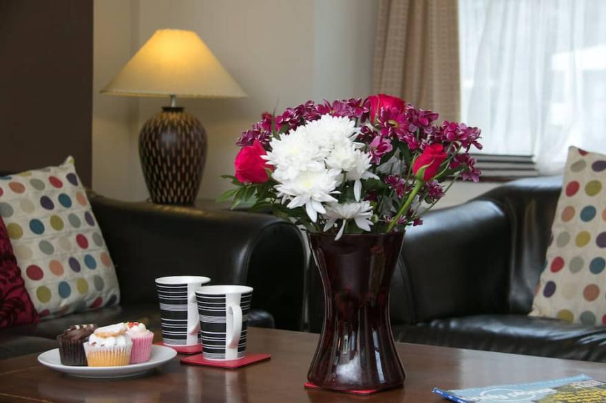Awelon sleeps 10, Hot Tub, Log Burner, private courtyard, Porthmadog, Snowdonia