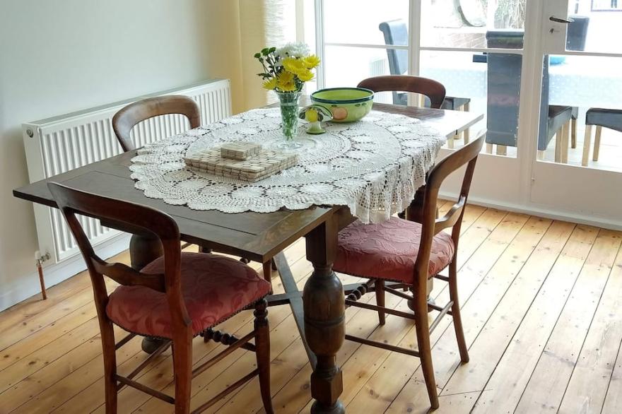 Lovely house near sea ~ spacious, relaxing & peaceful. Close to Everything!