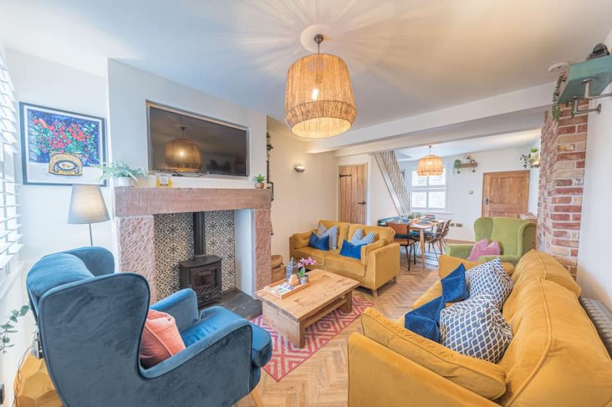Teapot Cottage 5* - Eclectic and Cosy with Hot Tub
