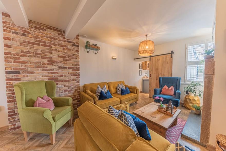 Teapot Cottage 5* - Eclectic and Cosy with Hot Tub