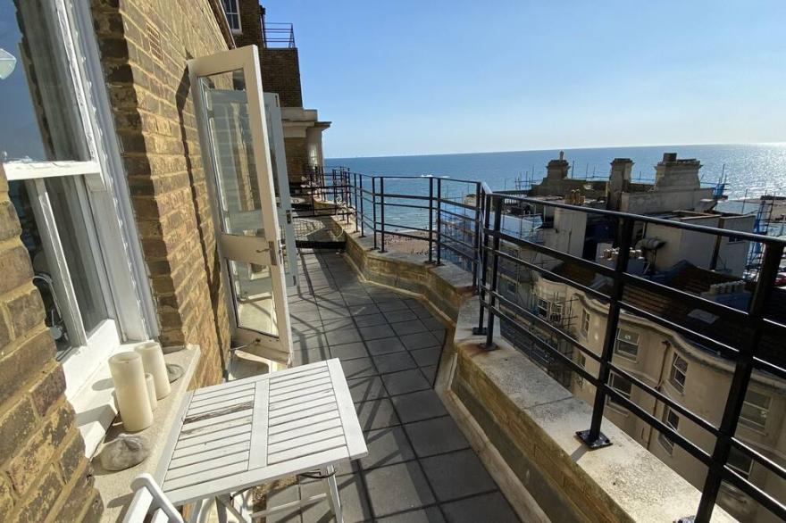 SeaView Flat SeaFront Across I360 Dog Friendly