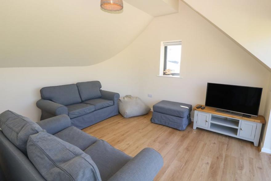 GLAN YR AFON, family friendly, country holiday cottage in Llanfaethlu