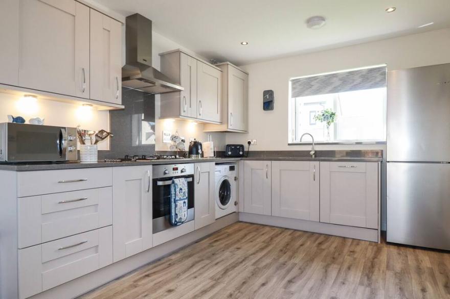 STARFISH BAY, pet friendly, with a garden in St Mawgan