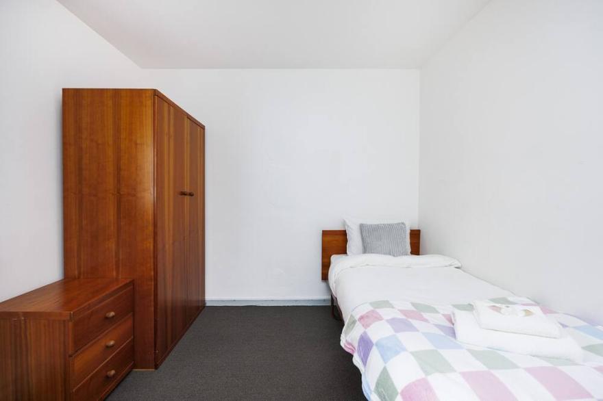 Charming Room Near Highfields Park