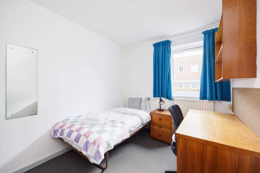Charming Room Near Highfields Park