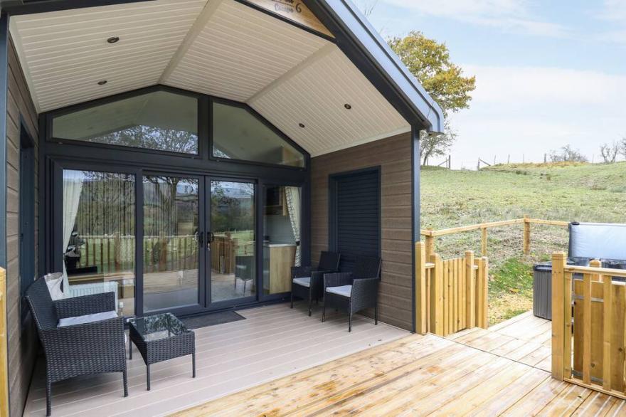 MEADOW RETREAT, character holiday cottage, with hot tub in Rhayader