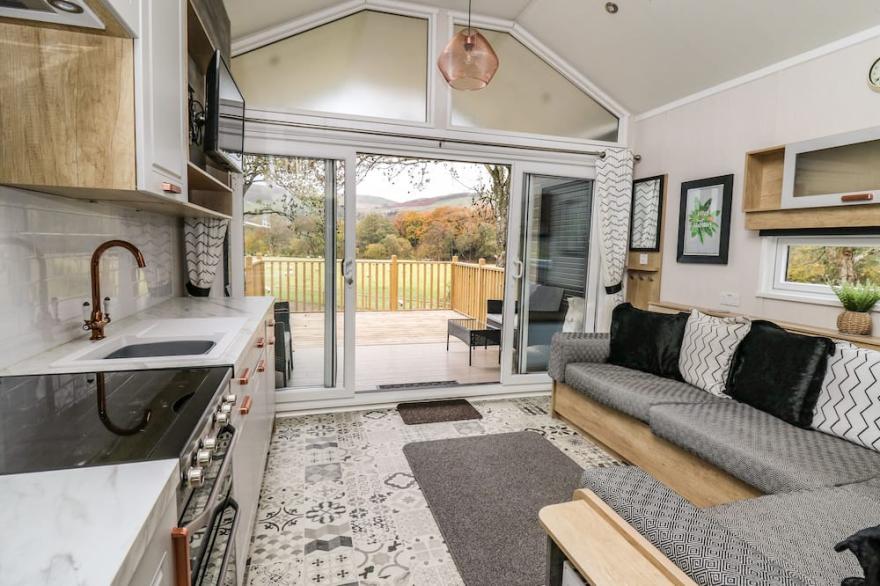 MEADOW RETREAT, character holiday cottage, with hot tub in Rhayader