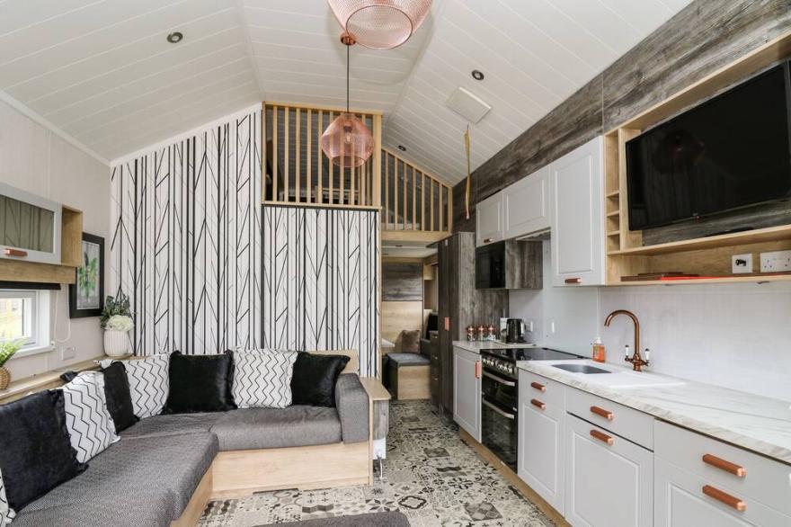 MEADOW RETREAT, character holiday cottage, with hot tub in Rhayader