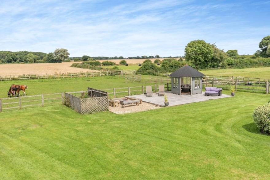 STUBBS GRANGE BARN, family friendly in Askern, Yorkshire