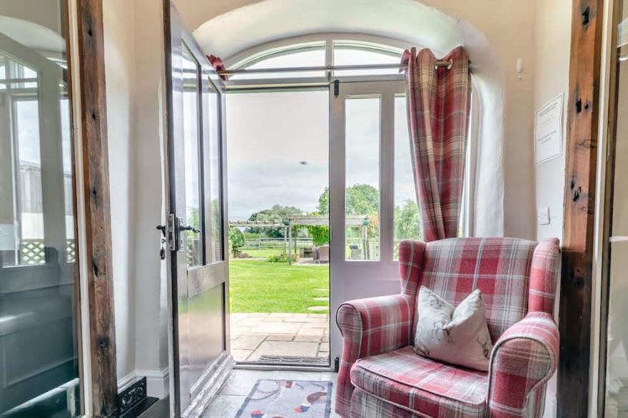 STUBBS GRANGE BARN, family friendly in Askern, Yorkshire