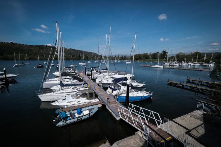 Osprey - Luxury Boat House on the shore of Lake Windermere near to Bowness