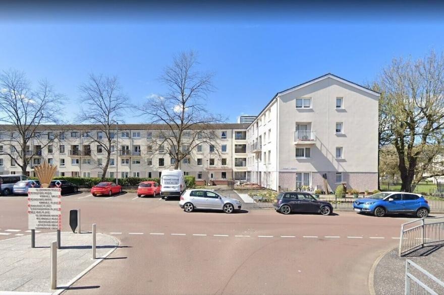 Lovely 1-bedroom property with balcony in West end